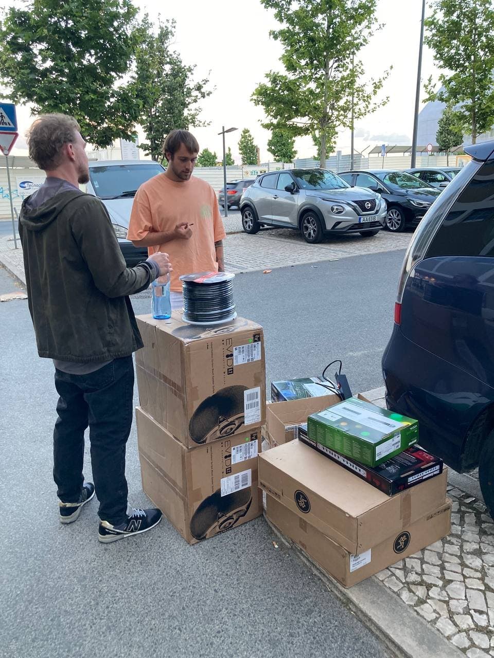 Unloading audio equipment for the installation
